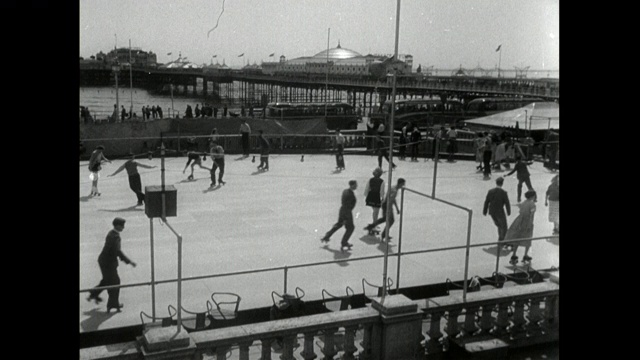 人们在布莱顿海滨的溜冰场滑旱冰;1950视频下载