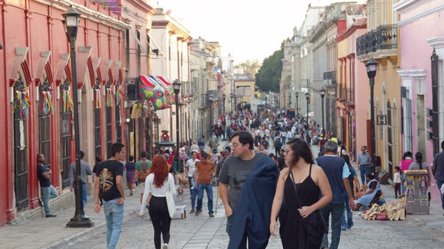 墨西哥瓦哈卡拥挤的步行街。Andador Macedonio Alcala视频素材