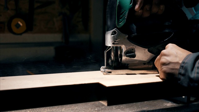 特写时，木工准备夹具锯设置，切割木板。手工制作的家具视频下载