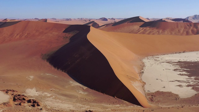 沙漠沙丘纳米比亚死谷索苏斯瓦莱纳姆沙漠无人机4K飞行视频视频素材