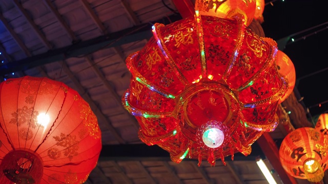 在中国新年的节日里，中国的灯笼视频素材