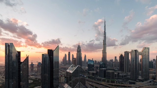 T/L鸟瞰图迪拜天际线在日出/迪拜，阿联酋视频下载