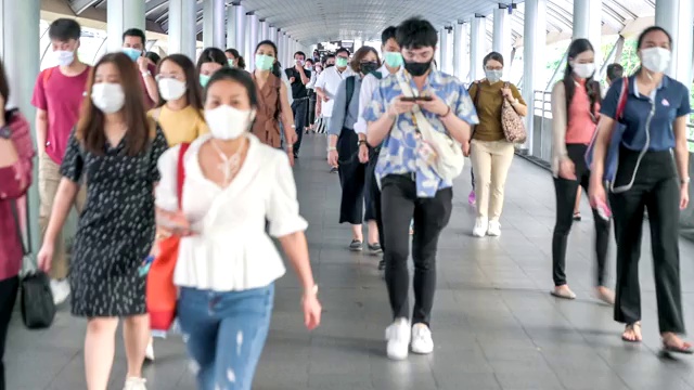 泰国曼谷，在病毒爆发和PM2.5空气污染危机高峰时段，人群戴着防护口罩。视频素材