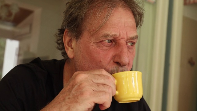 随意坦率的老人在早上喝咖啡，真实的生活，真实的早餐视频下载