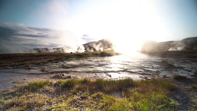 冰岛Geysir的Strokkur间歇泉喷发4K镜头视频素材