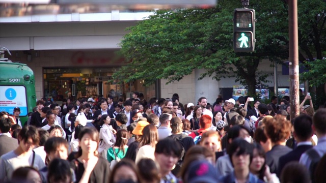 日本东京，人群穿过斑马线。视频素材