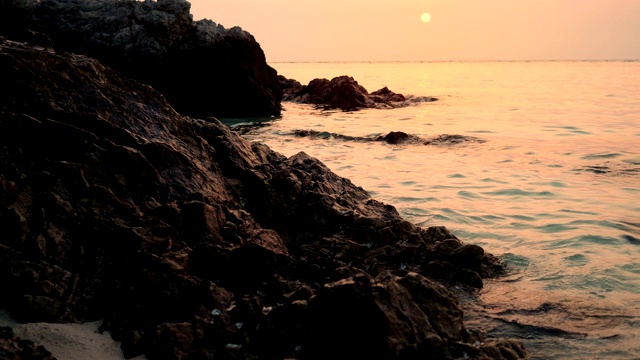 美丽的日落在海岸。夏季海天概念。视频素材