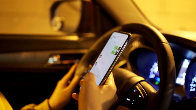 开车时使用智能手机视频下载
