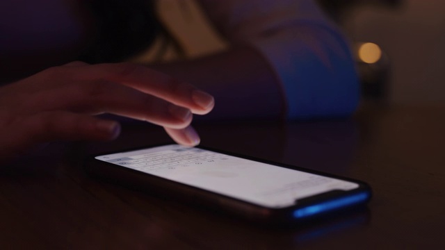 科罗拉多女子在智能手机上打字视频素材