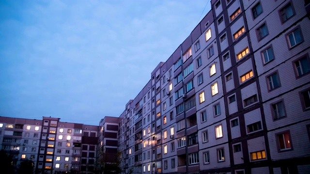夜间窗户照明变化的多层建筑视频下载