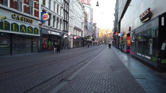 阿姆斯特丹的一条受欢迎的街道，餐馆和商店都关门了视频下载
