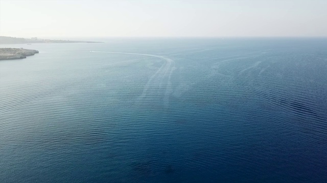 公海的鸟瞰图。科德•格列柯。塞浦路斯。四轴飞行器在海面上的跨度。无人机离开了海岸视频素材