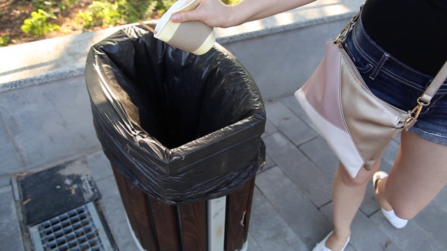 女孩把垃圾扔进垃圾桶视频下载
