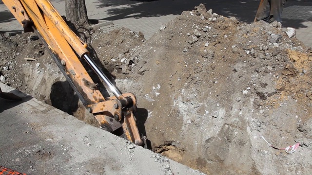 推土机在挖土修路。重型设备视频素材