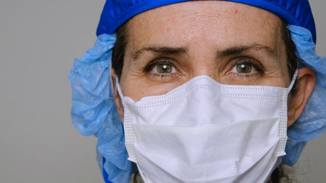 可悲的、生病的、过度劳累的女性医护人员视频素材