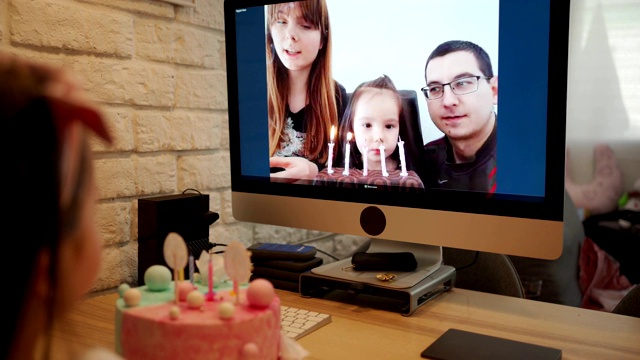 冠状病毒大流行迫使寿星女孩在家中隔离庆祝生日视频素材