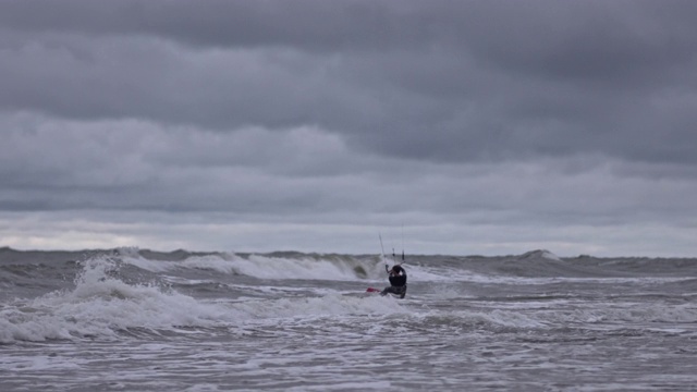 慢动作风筝冲浪在海洋上冲浪视频素材