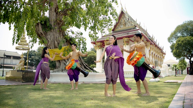扬亚泰国传统木鼓舞表演。4 k slowmotion。视频下载