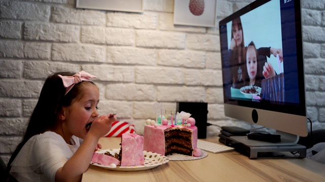 孤独的女孩在家隔离庆祝生日，并通过视频应用与国外的家人聊天视频素材