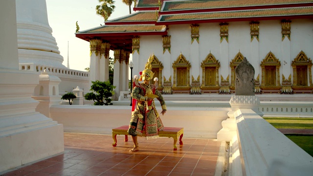 泰国古老的传统舞蹈面具下称为孔。在大城府美丽的寺庙里，与巨大的面具跳舞。4 k慢动作视频素材
