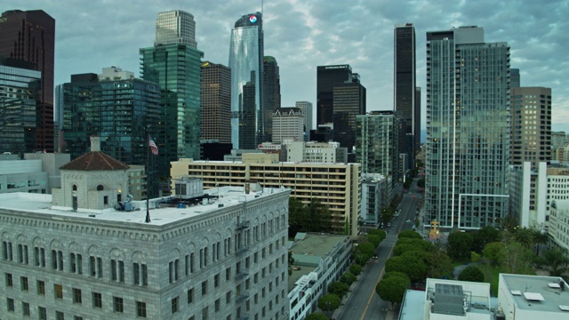 无人机拍摄的2020年Covid-19封锁期间洛杉矶希望街相对安静的景象视频素材