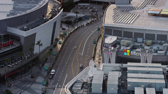 Covid-19封锁期间，洛杉矶Figueroa St经过斯台普斯中心的单人车视频素材