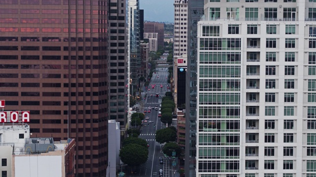 无人机拍摄的2020年Covid-19封锁期间洛杉矶菲格罗亚街相对安静的景象视频素材
