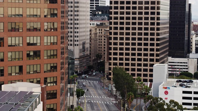 Covid-19封锁期间洛杉矶市中心的高峰时段视频素材