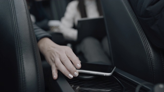 MS在车里用无线充电器给智能手机充电视频下载