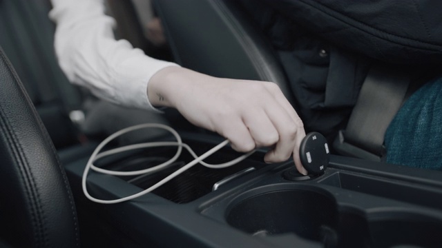 用汽车usb接口为智能手机充电的女士视频下载
