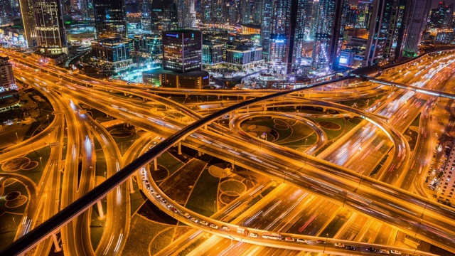 高角度的地标迪拜城市景观与高架道路复杂的夜间过渡视频素材