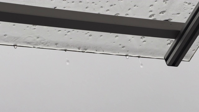 雨点从房前的玻璃顶棚上落下视频下载