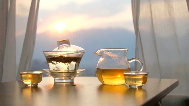 中草药茶杯放在靠窗的桌子上视频下载
