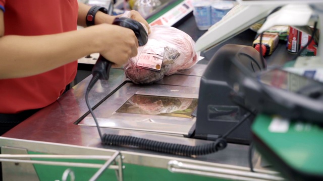 超市店员在超市扫描条码产品。视频素材