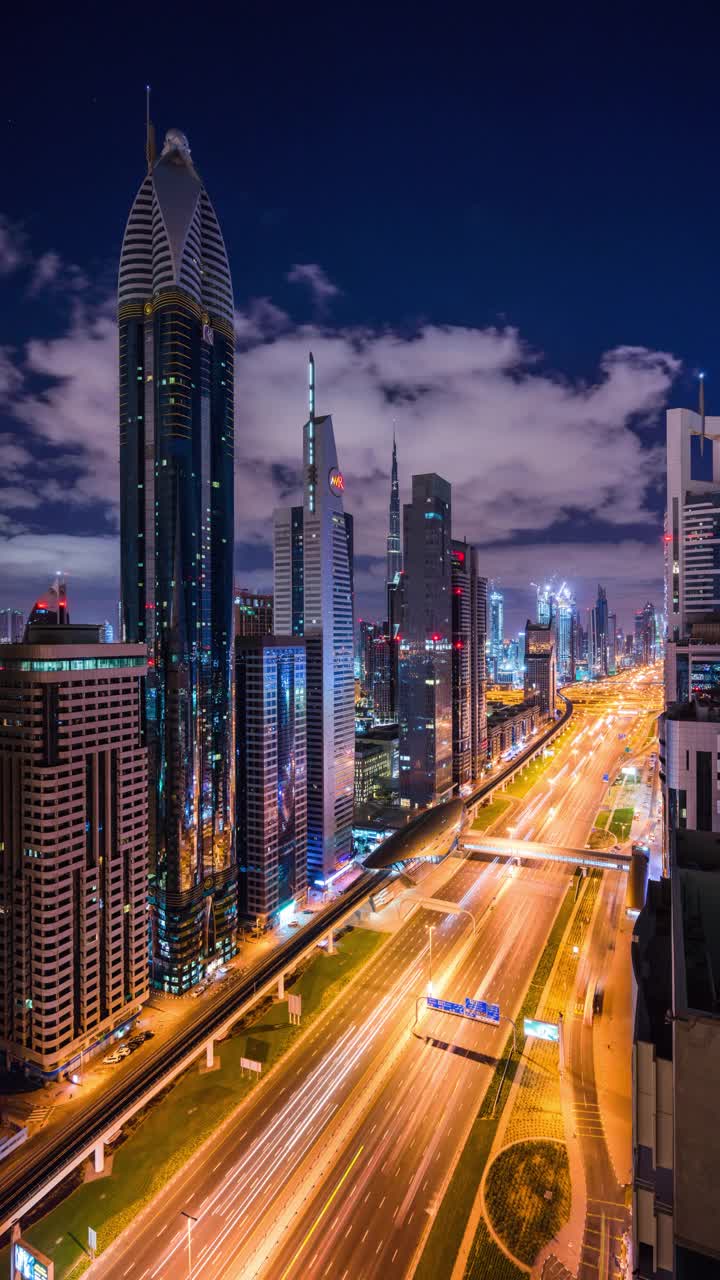 垂直格式视频-迪拜未来城市景观夜间过渡视频素材