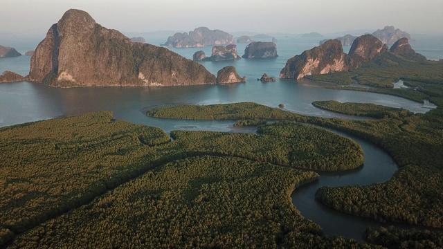 泰国攀牙湾石灰岩岛屿和红树林的4K镜头鸟瞰图。视频素材