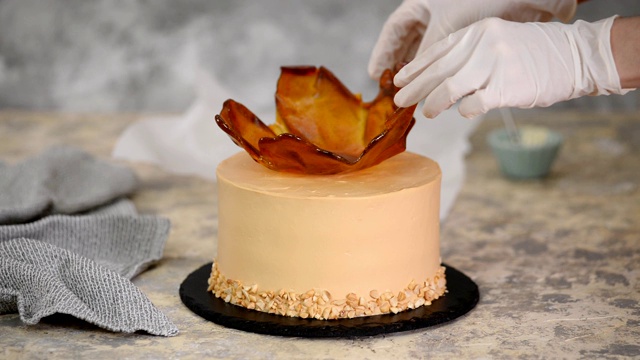 糕点师用焦糖花瓶装饰蛋糕。视频下载