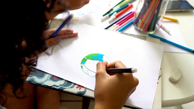 顶视图的十几岁的女孩画彩色铅笔视频素材