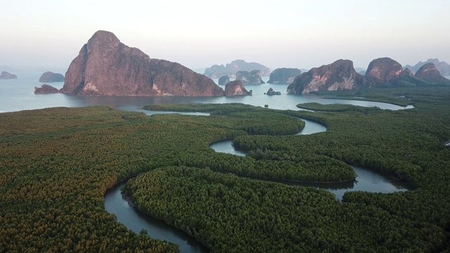 4K镜头鸟瞰美丽的石灰岩岛屿和弯曲的运河在泰国攀牙湾红树林。视频素材