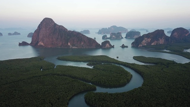 泰国攀佳湾日落时石灰岩岛屿的4K镜头鸟瞰图。视频素材