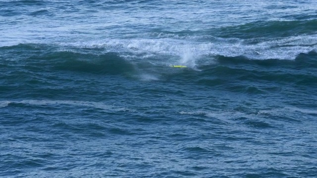业余冲浪爱好者在海浪下跌落和消失视频素材