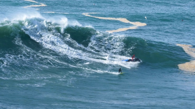 人们在海上用水上摩托车拉着冲浪板冲浪视频素材