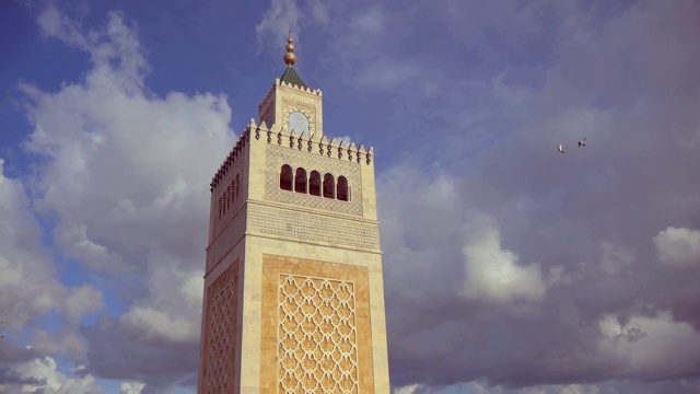 多云天空背景下的扎伊图纳清真寺(突尼斯)的主塔视频下载
