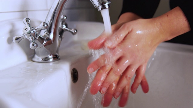 在家洗手。视频素材
