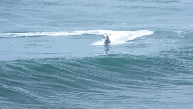 冲浪者在无边无际的海洋中进行水上运动冲浪视频素材