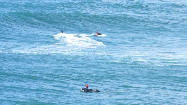 男人开着水车，拉着冲浪者做运动视频素材