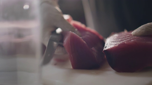 专业厨师将生金枪鱼切成两半视频下载