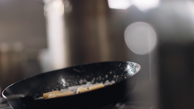 SLO MO:专业厨师在煎锅里翻炒蘑菇和蔬菜视频下载