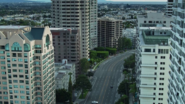 Covid-19封锁期间，洛杉矶威尔希尔大道上的孤独汽车视频下载