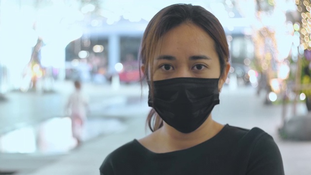 戴卫生口罩的亚洲妇女视频素材